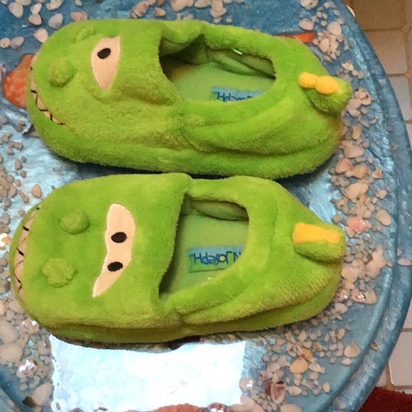 Kids Adorable Slippers No Size Tag Sole Measures 8” on Bottom from toe to heel - Picture 2 of 4